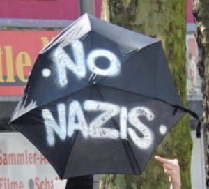 Regenschirm mit der Aufschrift No Nazis