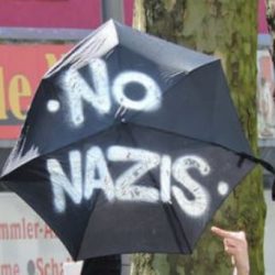 Regenschirm mit der Aufschrift No Nazis