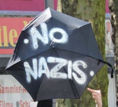 Regenschirm mit der Aufschrift No Nazis