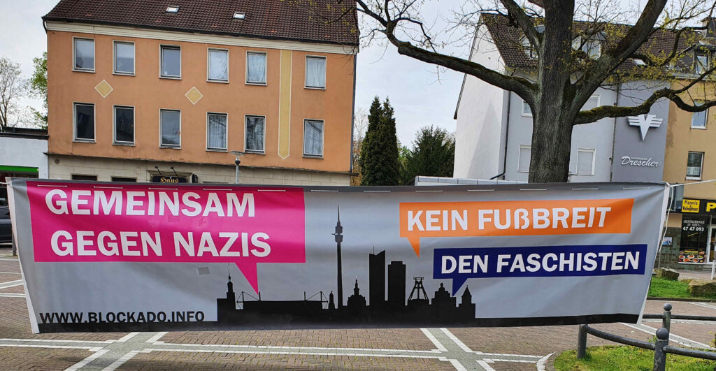 Foto zeigt: Aufgespanntes BlockaDo-Banner auf dem Wilhelmplatz 'Gemeinsam gegen Nazis - Kein Fußbreit den Faschisten'